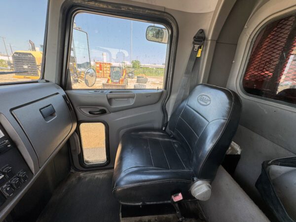 2015 PETERBILT 337 SERVICE TRUCK MT03 - Image 12