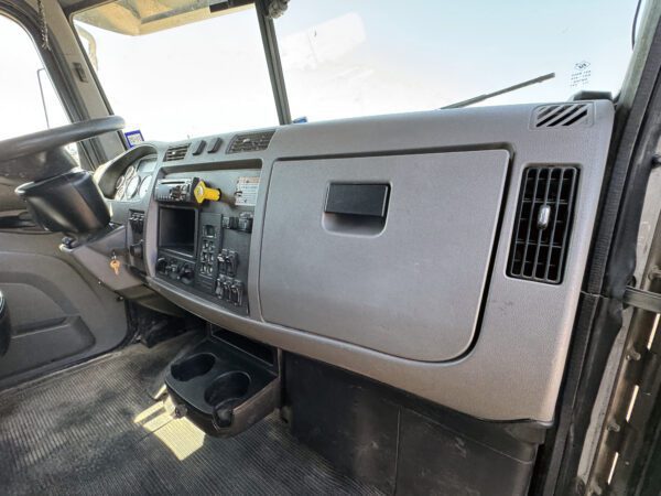 2015 PETERBILT 337 SERVICE TRUCK MT03 - Image 19