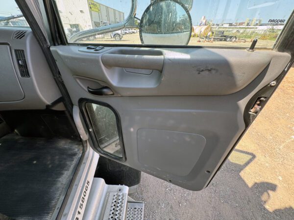 2015 PETERBILT 337 SERVICE TRUCK MT03 - Image 22
